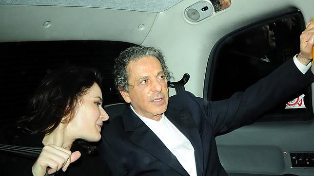El multimillonario Charles Saatchi, investigado por maltrato a su mujer