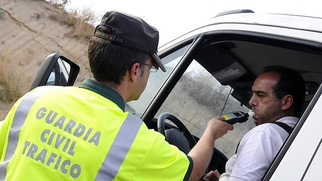 Interior confirma que estudia multar con mil euros el positivo en alcoholemia