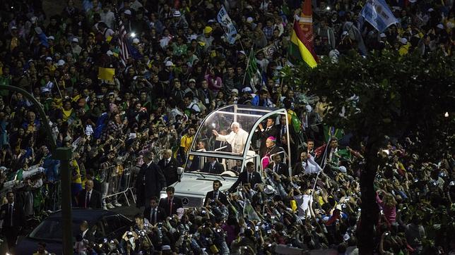 En directo: El Papa en Copacabana: «¡Bienvenidos a esta gran fiesta de la fe!»