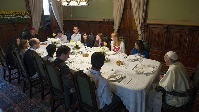 El Papa, durante el almuerzo con jóvenes de la JMJ en el Palacio Arzobispal.