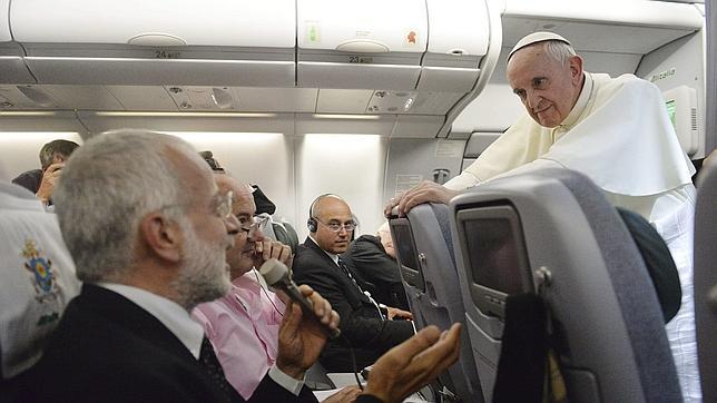 Todo lo que dijo el Papa Francisco en el avión de Río de Janeiro a Roma