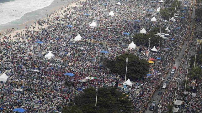 El Papa y tres millones de jóvenes rezan en Copacabana por las víctimas del accidente de Santiago