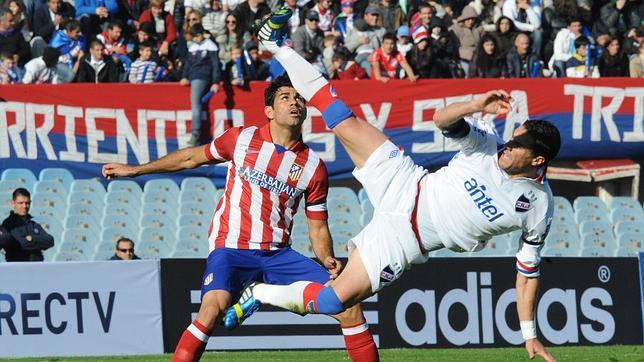El atlético Diego Costa, en un lance con un jugador del Nacional de Montevideo