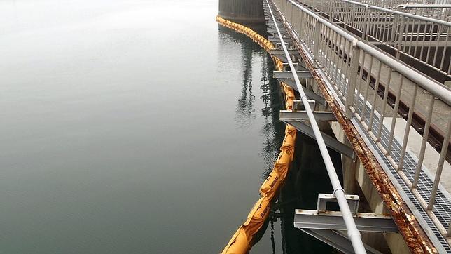 Barrera desplegada en las aguas del océano Pacifico cerca a los reactores 1 y 2 de la Planta de Energía Nuclear de Fukushima en Okuma