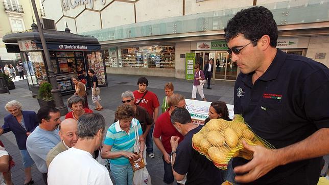 Los alimentos se encarecen de media cuatro veces entre el campo y las tiendas