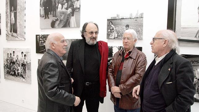 Maspons (a la derecha), junto a Francisco Ontaño, Carlos Pérez Siquier y Leopoldo Pomés