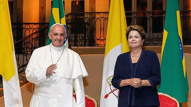 Brasil contratará a cuatro mil médicos cubanos, con los que financiará al régimen