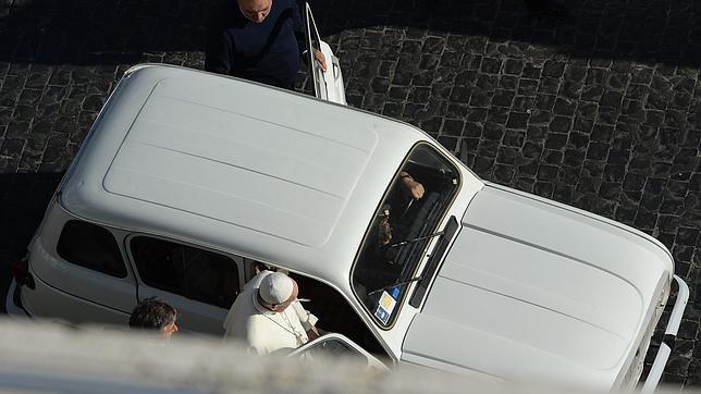 El Papa Francisco, sube a un «Cuatro Latas» poco antes de la vigilia de oración en San Pedro