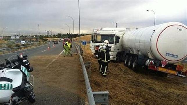 La salida de la vía del camión ha llenado la calzada de tierra, lo que ha obligado a cortar dos carriles de la carretera