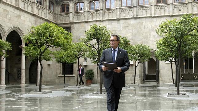 Mas sostiene que Cataluña puede conservar el euro dentro o fuera de la UE