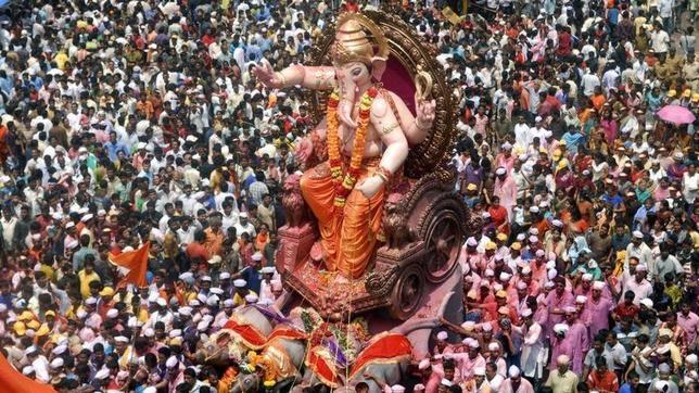 Ahogados 7 indios durante un rito de sumersión del dios elefante hindú Ganesh