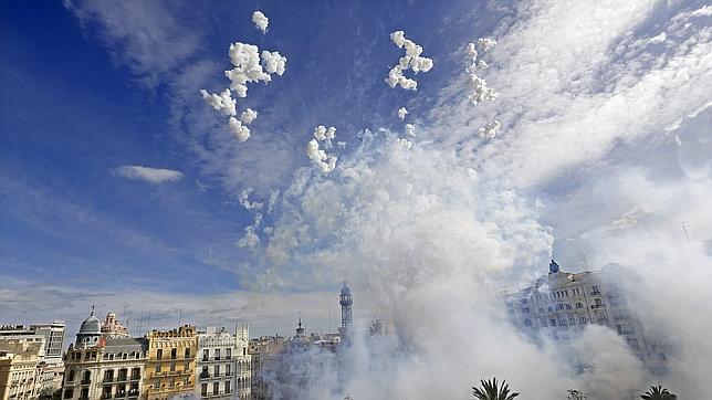 Disparo de una 'mascletà' durante las Fallas de Valencia