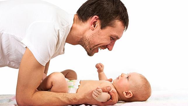 El permiso de paternidad de un mes, postpuesto hasta 2015