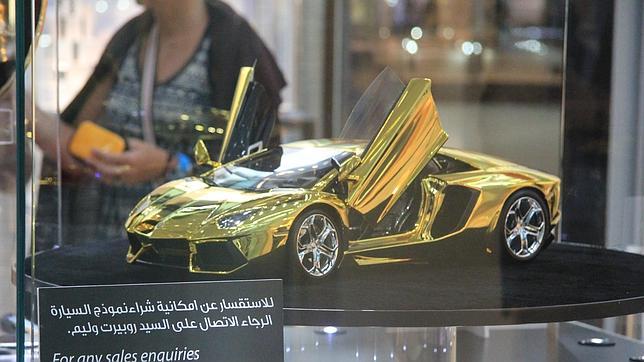 Dubái exhibe el coche más caro del mundo, un Lamborghini Aventator de oro y diamantes