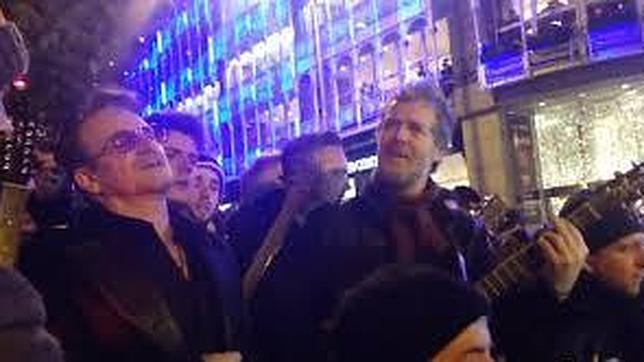 Bono y Glen Hansard cantaron villancicos en las calles de Dublín en Nochebuena