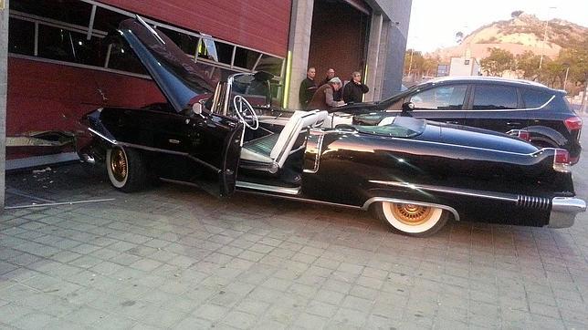 El coche del rey Gaspar, sin frenos, se estrella contra el parque de Bomberos