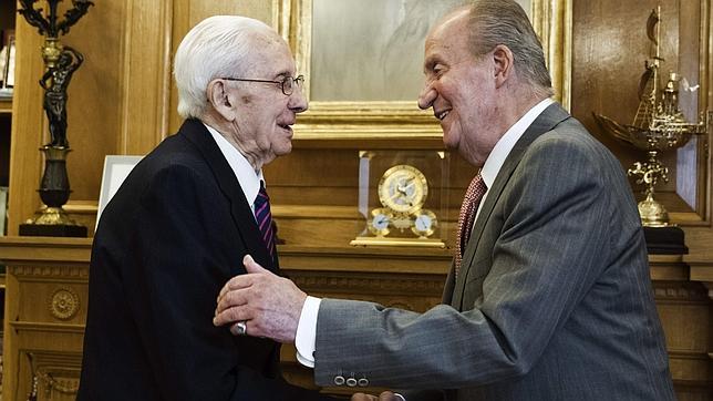 El Rey ha recibido hoy en su despacho del Palacio de la Zarzuela a José Velasco García (i) y Antonio Jodrá