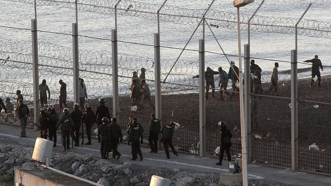 España estudia «impermeabilizar» las fronteras de Ceuta y Melilla