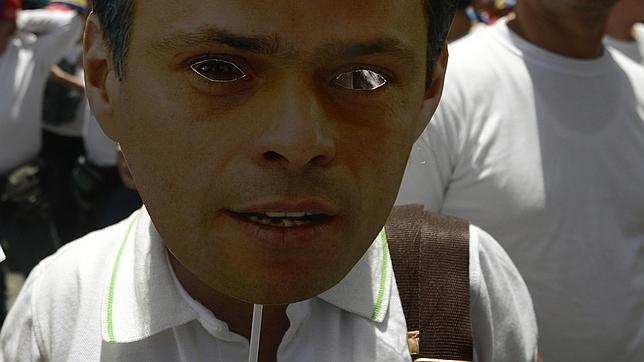 Un opositor a Leopoldo López lleva una máscara de Leopoldo López durante una protesta en Caracas