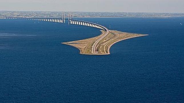 El puente de Oresund une Dinamarca y Suecia