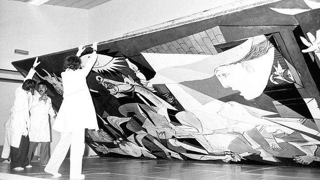 El «Guernica», a su llegada al Casón del Buen Retiro de Madrid en 1981