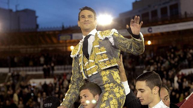 Manzanares sale a hombros y Morante hace lo más bello en Castellón