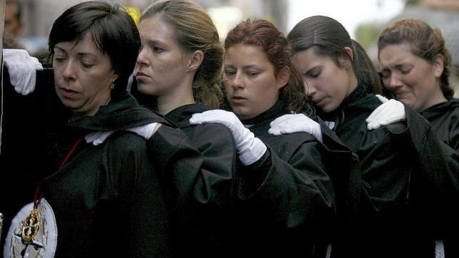 Semana Santa 2014: Cuando el peso de la devoción lo cargan ellas