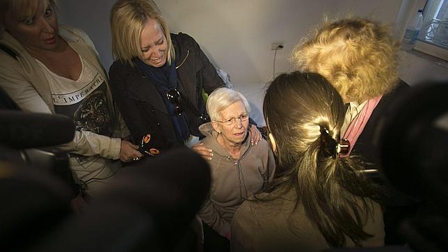 Desalojada de su vivienda una mujer de 73 años desahuciada por la empresa de su hijo