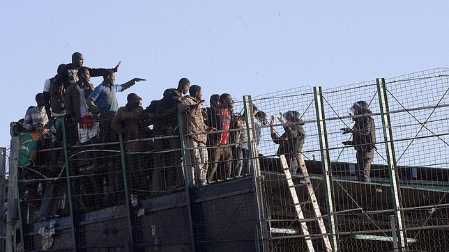 La entrada de inmigrantes en Ceuta y Melilla aumentó en 2013 casi un 50%