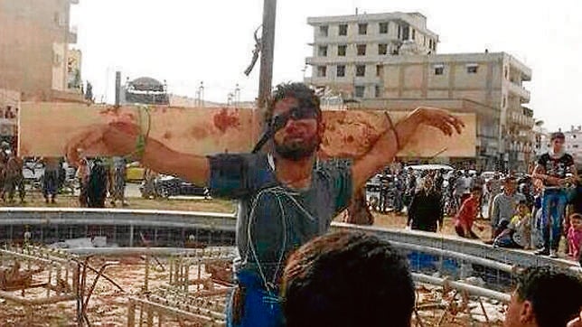 Una de las crucifixiones llevadas a cabo en una plaza de la ciudad e Raqqa (Siria)