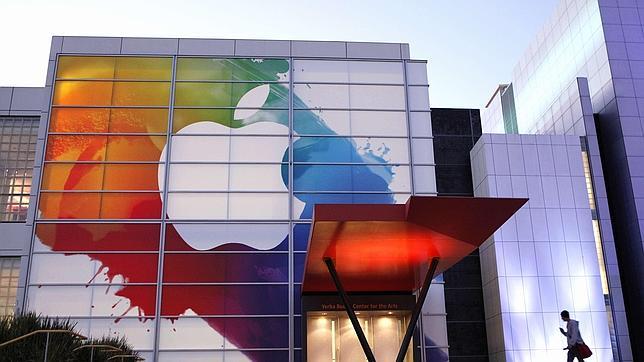 Logo de Apple en el centro Yerba Buena