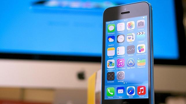 Una la imagen un iPhone 5C con iOS 7