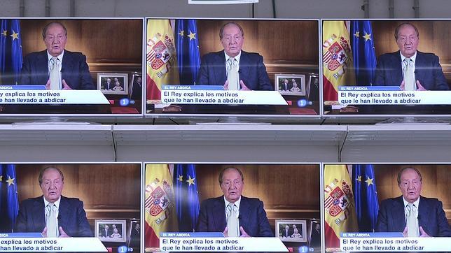 Don Juan Carlos se dirige los españoles y las televisiones de un centro comercial lo difunden