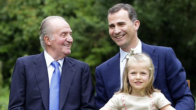 El Rey Don Juan Carlos, el Príncipe de Asturias y la Infanta Leonor