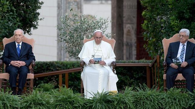 El Papa a Peres y Abbas: «La paz necesita más valor que la guerra»
