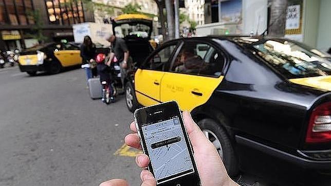 Fomento podría multar hasta con 600 euros a usuarios de Uber o BlaBlaCar