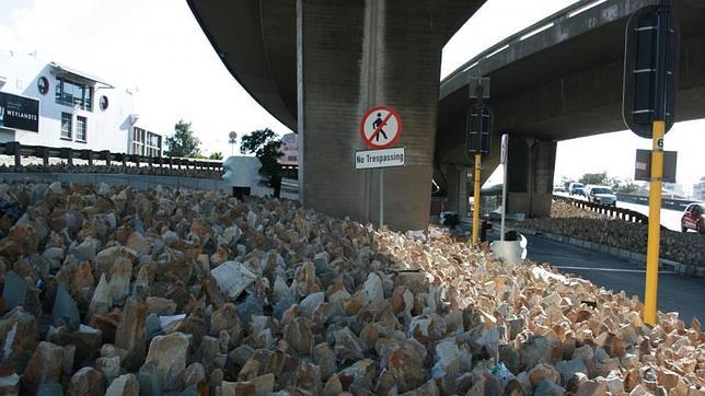 En la imagen se ven rocas agudas bajo un elevado en Ciudad del Cabo
