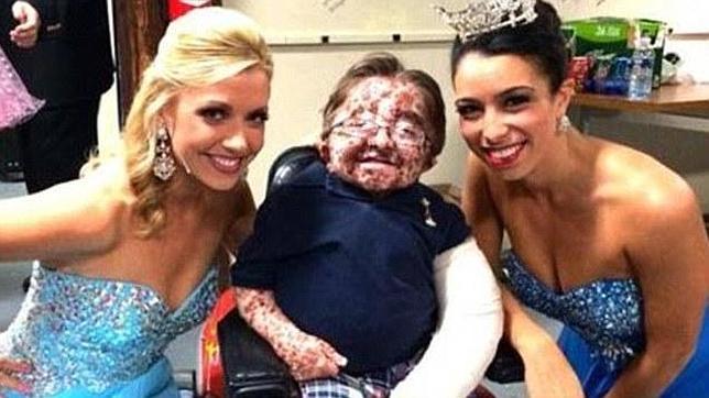 Drew Foster, junto a dos «misses»