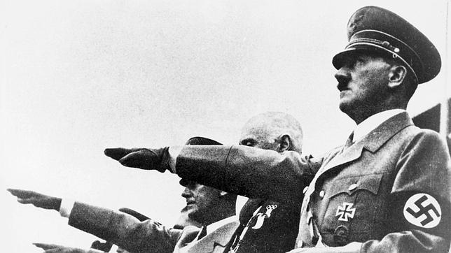 Adolf Hitler hace el saludo nazi en Berlín