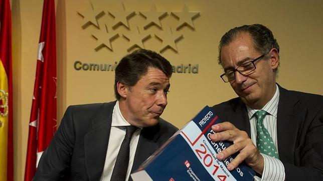 El presidente de la Comunidad, Ignacio González, y el Consejero de Economía y Hacienda, Enrique Ossorio