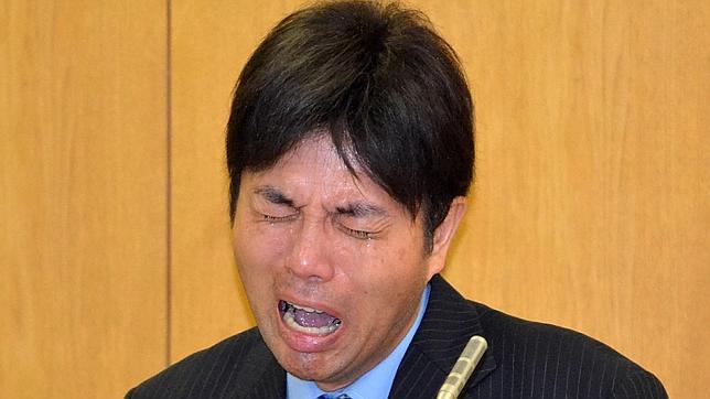 El llanto histérico de un político japonés acusado de corrupción conquista internet