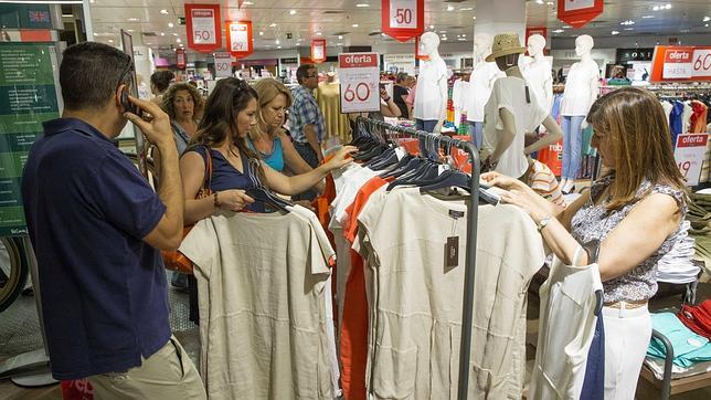 Clientes de un centro comercial de Murcia hacen sus compras en el primer día de rebajas