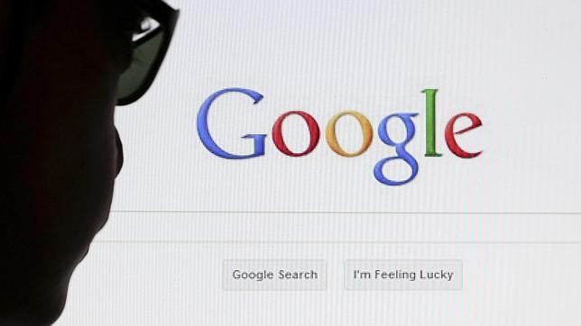 Una persona mira la página de búsquedas de Google