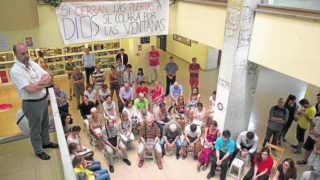 Los feligreses celebraron ayer una nueva misa para rezar por el futuro de la capilla