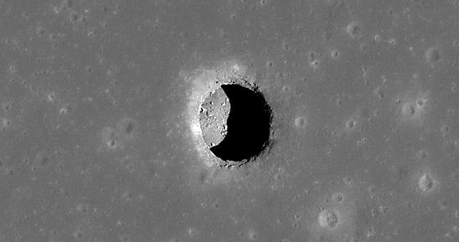En la superficie de la Luna hay al menos 200 agujeros
