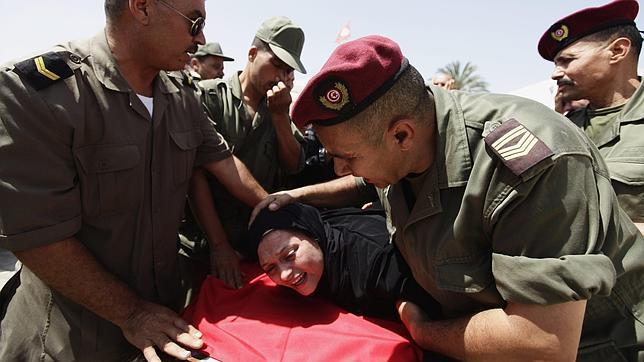 Un familiar sobre el féretro de un militar asesinado la semana pasada en Túnez
