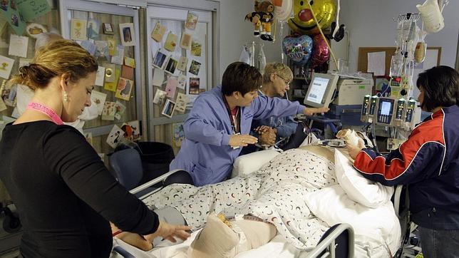 Imagen de archivo de una terapeuta de reiki imponiendo sus manos a un enfermo en un hospital de Estados Unidos