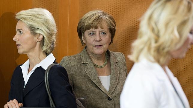 La canciller alemana Angela Merkel rodeada de miembros de su equipo de gobierno