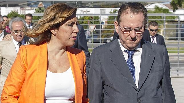 La presidenta de la Junta, Susana Díaz, acompañada del consejero de Justicia, Emilio Llera