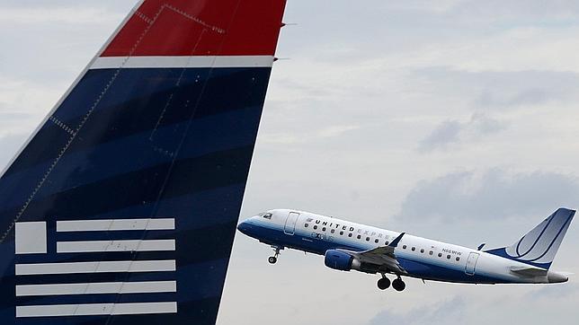 Un avión de United Airways despega desde el aeropuerto de Washington